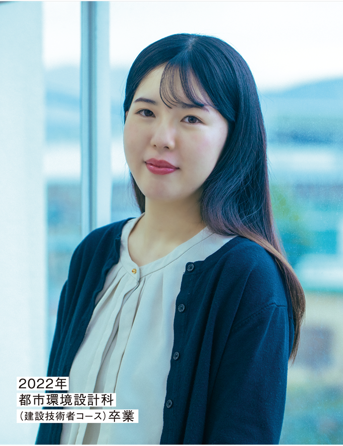 2022年都市環境設計科(建設技術者コース)の卒業生(女性)の様子